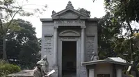Komunitas Sahabat Heritage Indonesia menggelar kegiatan jelajah makam di Tempat Pemakaman Umum (TPU) Pandu, Kota Bandung, Minggu (6/6/2021). (Liputan6.com/Huyogo Simbolon)