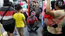 Para Spider-Man yang tergabung dalam komunitas Spider-Verse Indonesia menaiki gerbong kereta api ringan atau Light Rail Transit (LRT) di kawasan Jakarta, Minggu (21/7/2019). Dalam aksinya, mereka melakukan penggalangan dana untuk donasi anak penderita hydrocephalus. (Liputan6.com/Johan Tallo)