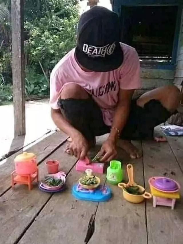 6 Tingkah Bapak-Bapak Kegirangan Ketemu Mainan Bocah, Menolak Tua