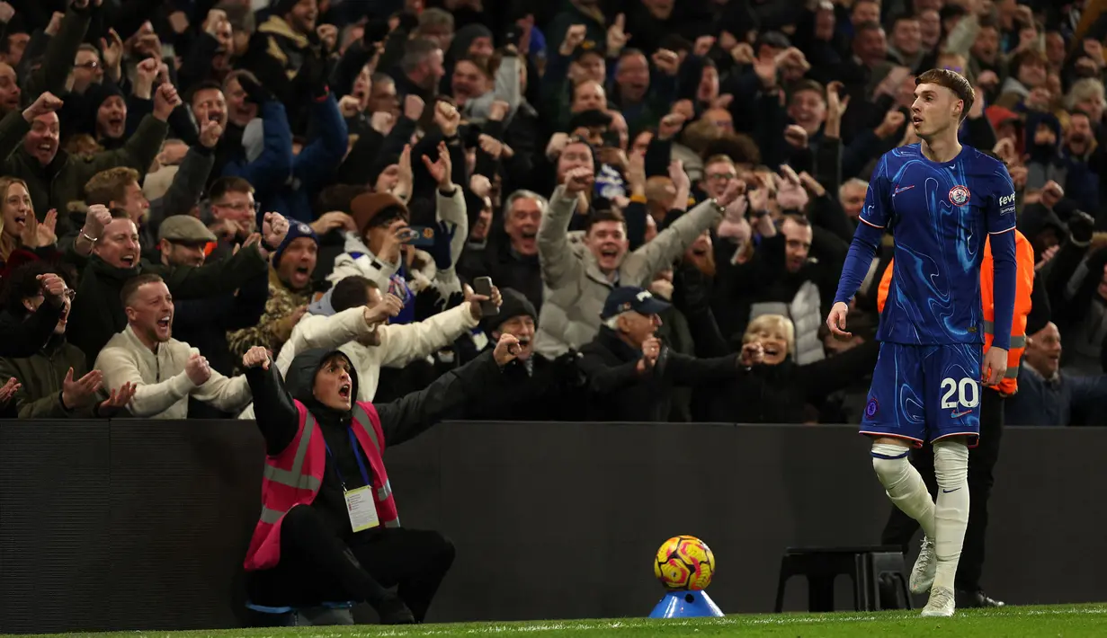 Pemain Chelsea merayakan gol yang dicetak oleh Cole Palmer ke gawang West Ham United dalam laga lanjutan Liga Inggris 2024/2025 di Stamford Bridge, London, Inggris, Selasa (04/02/2025) WIB. (AP Photo/Kirsty Wigglesworth)