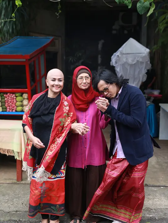 Pengalaman ditolak, tidak melunturkan niat Mayky untuk memperistri bosnya. Pertama kali, Mayky melamar Ria. Saat itu bosnya sedang menjalani pengobatan di Singapura. (Adrian Putra/Bintang.com)