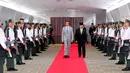 Jokowi memadukannya dengan sepatu pantofel hitam yang melengkapi formalnya. Dengan tatanan rambut yang rapi. [@Jokowi/Biro Pers Sekretariat Presiden]