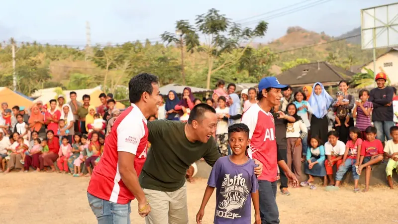 Menpora Imam Nahrawi bersama kunjungi ke lokasi pengungsian yang terletak di GOR Kabupaten Lombok Utara (KLU), Desa Gondang, Kecamatan Gangga, Nusa Tenggara Barat (NTB) Rabu (19/9). (foto: kundimang/kemenpora.go.id)