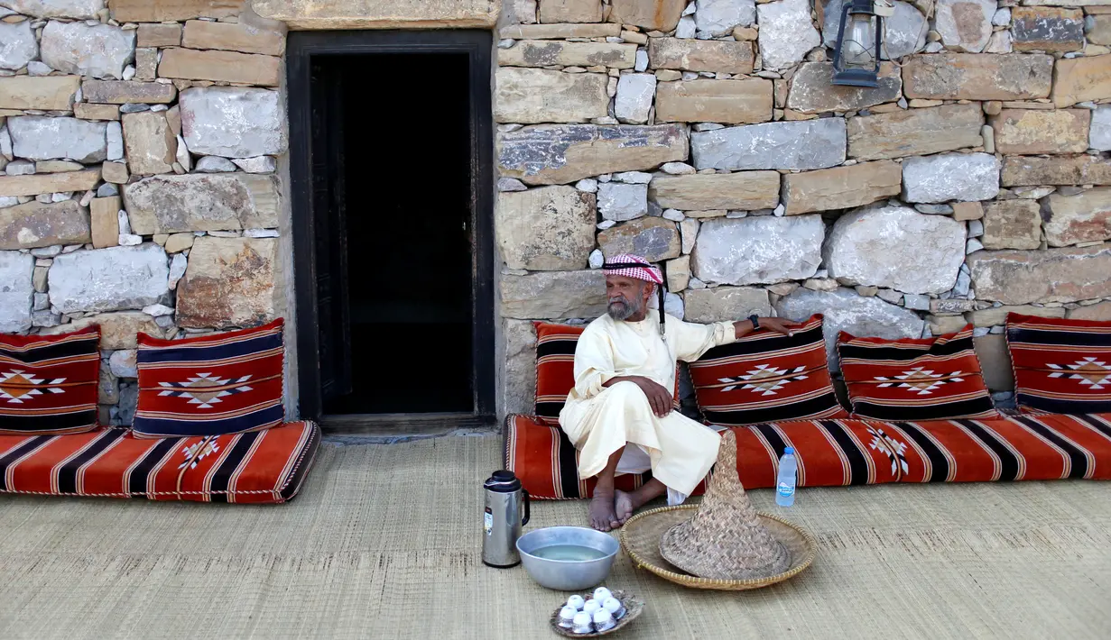 Seorang pria duduk di luar sebuah rumah tua di Desa Heritage di Dubai, UAE 13 Maret 2016. Kawasan ini menawarkan suasana pedesaaan yang damai dan jauh dari bisingnya kota. (REUTERS/Ahmed Jadallah)