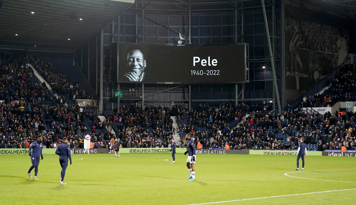 Layar raksasa mengumumkan kematian legenda sepak bola Pele sebelum pertandingan sepak bola English Championship antara West Bromwich Albion dan Preston North End di The Hawthorns, West Bromwich, Inggris, 29 Desember 2022. Pele, raja sepak bola Brasil yang memenangkan rekor tiga Piala Dunia dan menjadi salah satu tokoh olahraga paling berwibawa abad lalu, meninggal di Sao Paulo pada 29 Desember 2022 di usia 82 tahun. (Joe Giddens/PA via AP)