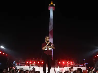 Marcell Siahaan ikut memeriahkan acara Syukuran Salam 3 Jari di kawasan Monas, Jakarta, (20/10/14). (Liputan6.com/Faizal Fanani)