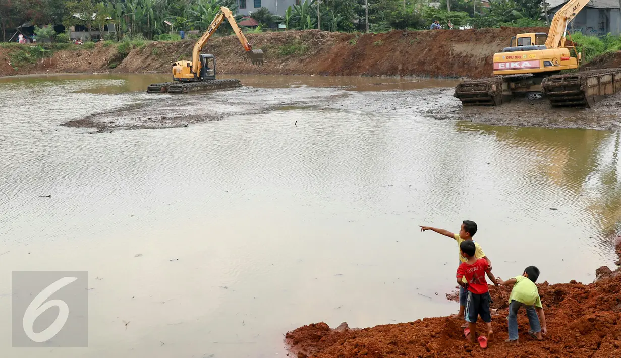 Alat berat tampak di area pembangunan Waduk Brigif di Jagakarsa, Jakarta Selatan, Jumat (29/1/2016). Pemkot Jakarta Selatan sendiri menargetkan 30 lokasi untuk pembangunan Ruang Publik Terpadu Ramah Anak (RPTRA). (Liputan6.com/Yoppy Renato)