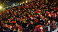 Meski pertandingan baru dimulai pada pukul 23.00 WIB para fans yang berjumlah kurang lebih 3200 orang telah menghadiri Flavor Bliss, Tangerang dari pukul 18.00 WIB, Sabtu (17/5/14). (Liputan6.com/Faisal R Syam)