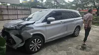 Detik-detik Mobil di Margonda Depok Tertimpa Pohon Tumbang Akibat Angin Kencang
