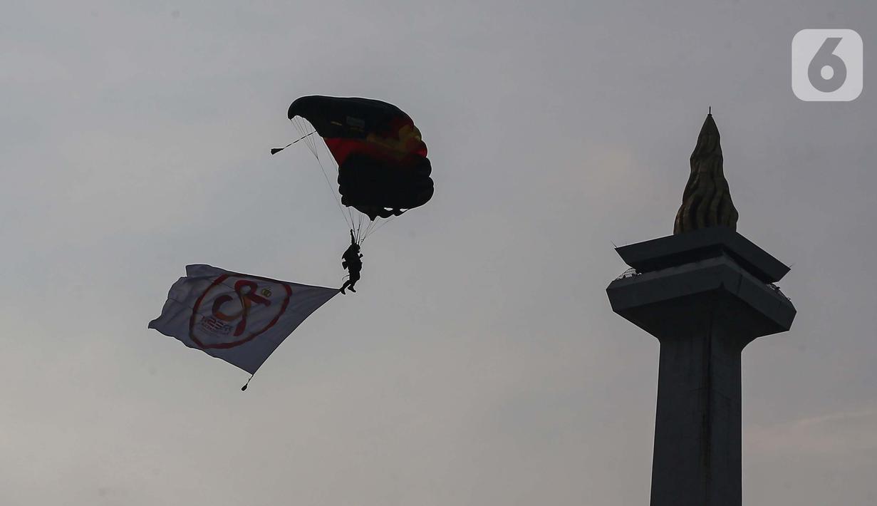 Serta atraksi terjun payung untuk memperingati HUT ke-78 Bhayangkara. (Liputan6.com/Angga Yuniar)