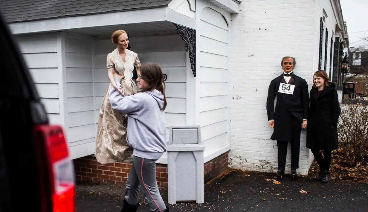 Pengunjung membawa patung koleksi yang beli dari Museum Hall of Presidents di Gettysburg, Pennsylvania, Sabtu (14/1). Museum yang tutup pada November lalu tersebut menjual hampir seluruh koleksi mereka. (AP Photo/ SEAN SIMMERS)
