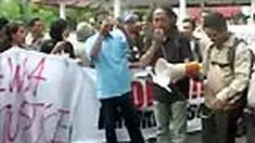 Sejumlah wartawan di Ambon, Maluku, kembali menggelar unjuk rasa untuk memprotes pemukulan terhadap koresponden SCTV Juhry Samaneri. Terakhir, Juhri dijadikan tersangka. 
