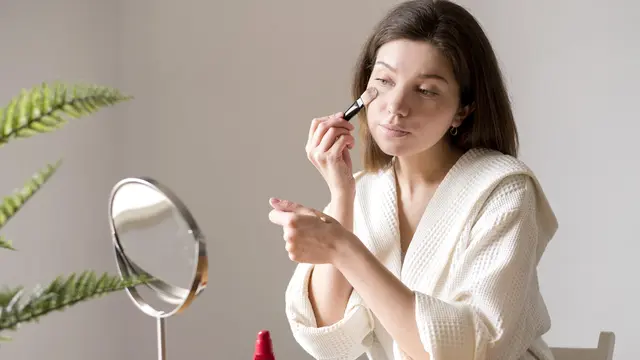 Ilustrasi mengaplikasikan makeup