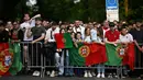 Sejumlah fans menyambut kedatangan Timnas Portugal di hotel tempat menginap jelang Euro 2024 di Harsewinkel, Jerman, Rabu (13/06/2024) waktu setempat. (AFP/Patricia De Melo Moreira)