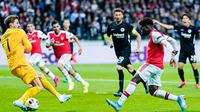 Striker Arsenal, Bukayo Saka, berusaha membobol gawang Eintracht Frankfurt pada laga Europa League di Frankfurt, Kamis (19/9). Frankfurt kalah 0-3 dari Arsenal. (AFP/Uwe Anspach)