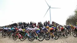 Sejumlah pebalap memacu sepedanya saat ajang balap sepeda Paris Roubaix 2023 yang menempuh Compiegne hingga Roubaix, Prancis utara, 9 April 2023. (AFP/Anne-Christine Poujoulat)
