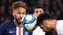 Striker PSG, Neymar, berebut bola dengan bek Lille, Zeki Celik, pada laga Ligue 1 Prancis di Stadion Parc des Princes, Paris, Jumat (22/11). PSG menang 2-0 atas Lille. (AFP/Franck Fife)