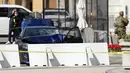 Mobil yang menabrak penghalang Capitol Hill terlihat dekat sisi Senat Capitol AS, Washington, Amerika Serikat, Jumat (2/4/2021). Dua polisi di Gedung Capitol ADS diserang orang tak dikenal. (AP Photo/Carolyn Kaster)