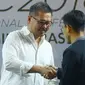 CEO KapanLagi Youniverse (KLY), Steve Christian saat mendapatkan penghargaan saat menghadiri Youth On Top National Conference  (YOTNC) 2018 di Balai Kartini, Jakarta, Sabtu (25/8). (Merdeka.com/Imam Buhori)