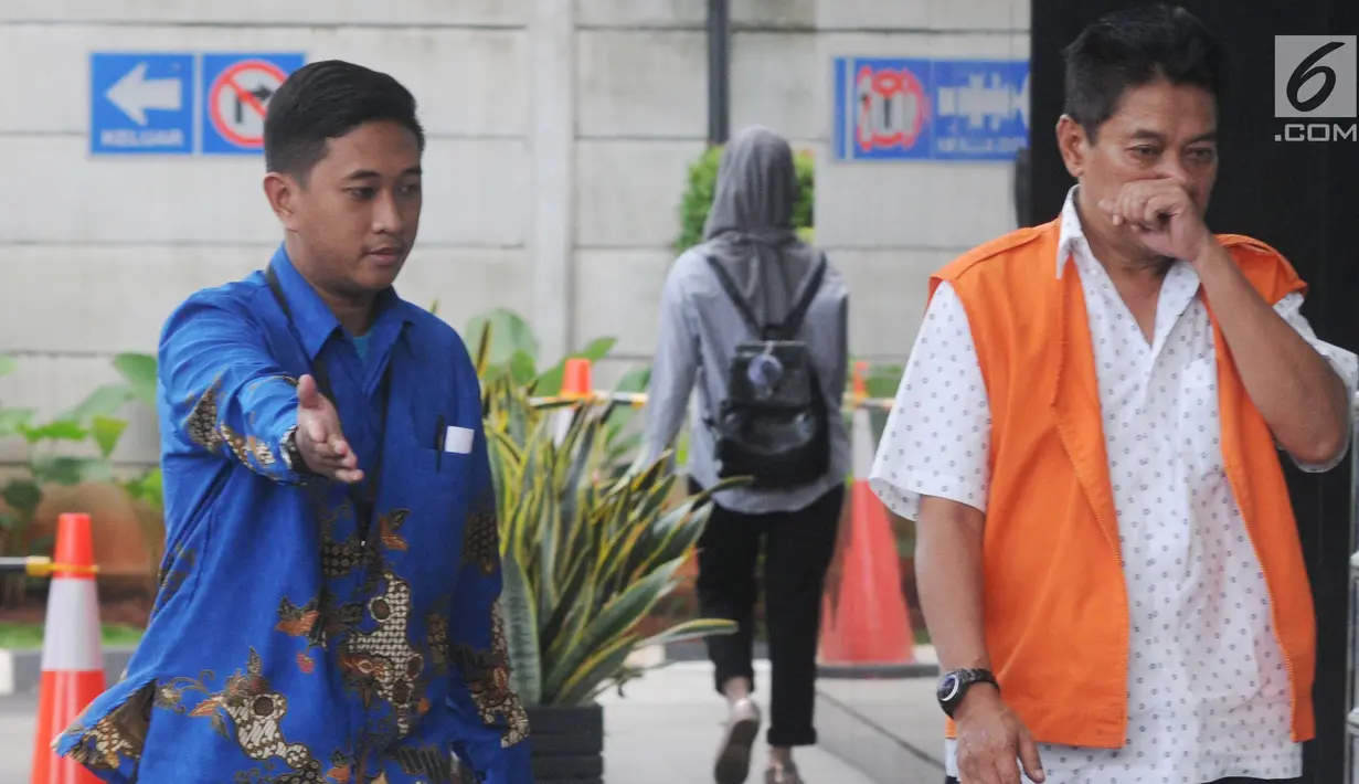 Hakim Pengadilan Negeri Jakarta Selatan, Irwan (kanan) tiba untuk pemeriksaan di Gedung KPK, Jakarta, Jumat (14/12). Irwan  menjalani pemeriksaan perdana sebagai tersangka kasus dugaan suap penanganan perkara perdata di PN Jaksel (Merdeka.com/Dwi Narwoko)