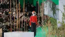Seorang model membawakan rancangan koleksi Fall/Winter 2019 dari brand Off-White pada Paris Fashion Week, Rabu (16/1). Dalam perhelatan itu, sejumlah model mengenakan helm futbol, saat melenggang di catwalk. (AP/Michel Euler)
