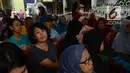 Warga RW 1 Koja, Jakarta Utara, mengantre untuk pemeriksaan kesehatan dan potong rambut gratis, Sabtu (1/12). Kegiatan ini diselenggarakan Sahabat Indonesia Maju (SIMA) dan sebagai bentuk bakti sosial kepada masyarakat. (Merdeka.com/Imam Buhori)