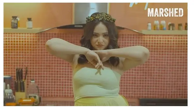 8 Gaya Pemotretan Marshanda untuk Kampanye "Self Love" Ini Banjir Pujian