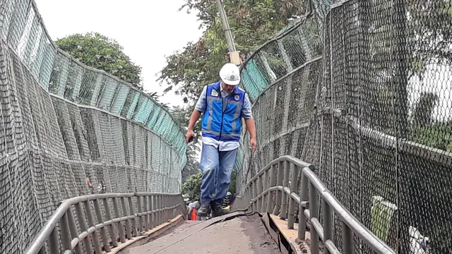 Badan Truk Tersangkut, Jembatan Penyebrangan Nyaris Ambruk