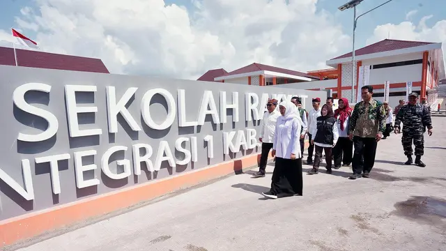 Gubernur Jawa Timur Khofifah Indar Parawansa mengunjungi Sekolah Rakyat Terintegrasi (SRT) 1 Banyuwangi, Sabtu (18/7/2026).