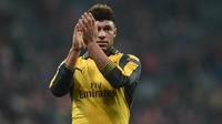 Gelandang Arsenal, Alex Oxlade-Chamberlain, menyapa suporter usai melawan Bayern Munchen pada laga Liga Champions di Stadion Allianz Arena, Munchen, Rabu (15/2/2017). (AFP/Christof Stache)