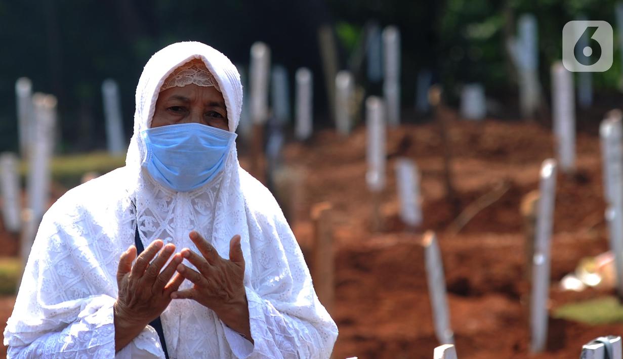 Keluarga koban Covid-19 berdoa saat pemakaman di TPU Pondok Ranggon, Jakarta Senin (7/9/2020). Petugas pemakaman mengatakan terjadi lonjakan jenazah yang terjadi dalam satu bulan lebih terakhir dengan  memakamkan lebih  30 jenazah dalam satu hari. (merdeka.com/Arie Basuki)