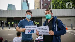 Para imigran melakukan aksi unjuk rasa di Kedubes Australia, Jakarta, Senin (5/4/2021).  Mereka berharap bisa segera dapat hidup di negara tujuan mereka Australia (negara ketiga) dengan nasib mereka yang terkatung-katung di negara transit (indonesia) tanpa kejelasan. (Liputan6.com/Faizal Fanani)