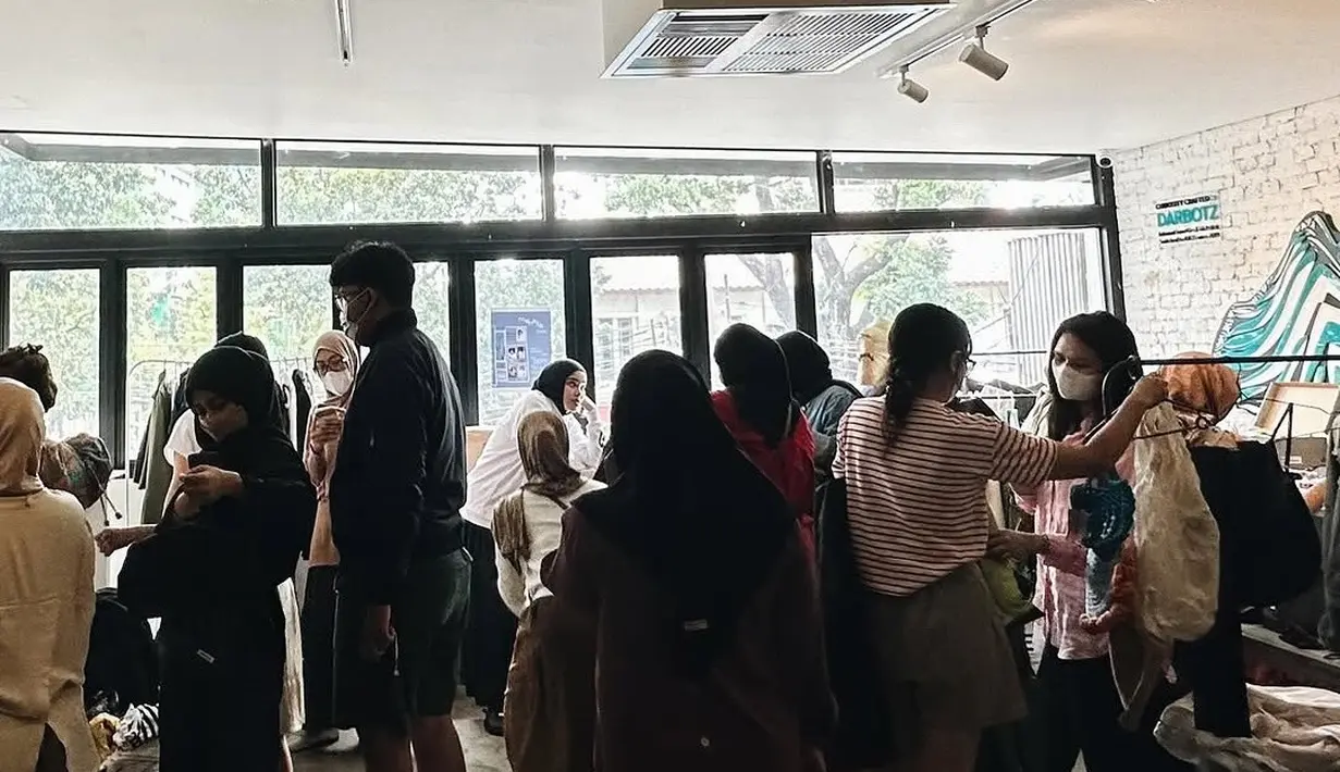 Penjualan barang preloved sendiri memang tengah menjadi tren yang semakin populer. Banyak selebriti yang mulai melirik cara ini sebagai alternatif untuk mengelola barang-barang mereka yang sudah tidak terpakai. Begini potret suasana penjualan baju preloved Ify Alyssa. Banyak penggemar yang datang untuk membeli koleksi Ify dan berbincang langsung dengannya. Terlihat dari foto ini, pembeli antusias memilih dan membeli baju Ify Alyssa. (Liputan6.com/IG/@ifyalyssa)