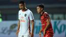 Pemain Persija Jakarta, Rio Fahmi (kanan), melakukan penjagaan terhadap pemain Ratchaburi FC, Faiq Jefri Bolkiah, dalam pertandingan uji coba yang berlangsung di stadion Patriot Candrabhaga, Bekasi, Minggu (25/6/2023). (Bola.com/M Iqbal Ichsan)