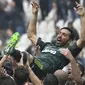 Para pemain Juventus menggendong Gianluigi Buffon usai melawan Verona pada laga Serie A Italia di Stadion Allianz, Turin, Sabtu (19/5/2018). Laga ini menjadi yang terakhir bagi Buffon setelah 17 tahun membela Juventus. (AFP/Marco Bertorello)