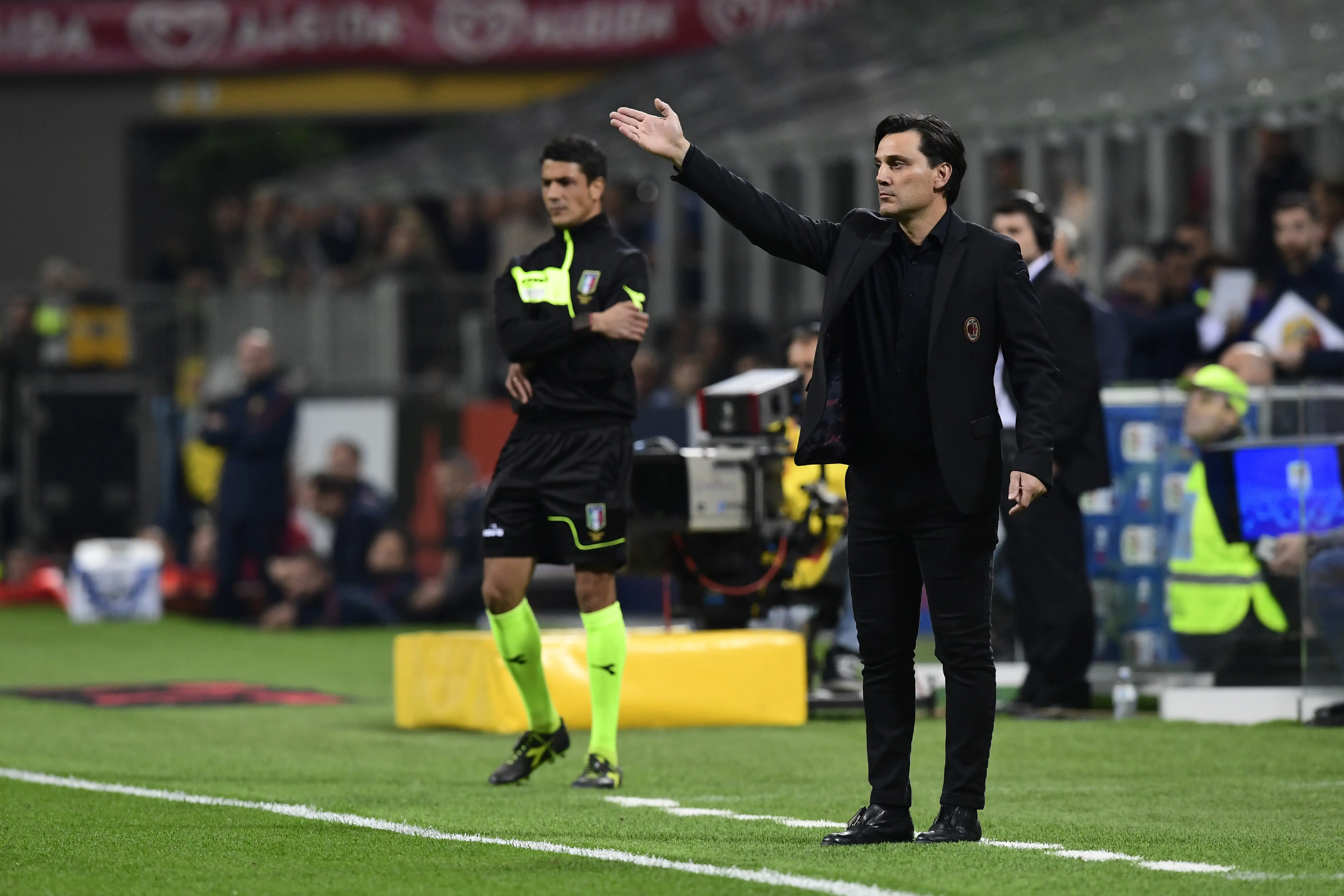 Reaksi Pelatih AC Milan, Vincenzo Montella di tengah laga kontra AS Roma musim ini. AC Milan takluk dengan skor 0-2. (AFP/Miguel Medina)