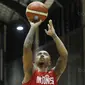 Pemain Timnas Basket Indonesia, Mario Wuysang, saat bertanding melawan Satria Muda saat laga uji coba di Tangerang, Jumat (21/7/2017). Timnas Basket menang 82-87 atas Satria Muda. (Bola.com/M Iqbal Ichsan)