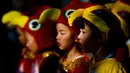Anak-anak mengenakan kostum ayam saat perayaan menjelang tahun baru China di Lisbon, Portugal (21/1). Di Portugal, menjelang perayaan Imlek, warga keturunan Tionghoa merayakan dengan karnaval di sekitar jalan Kota Lisbon. (AFP/Patricia De Melo Moreira)
