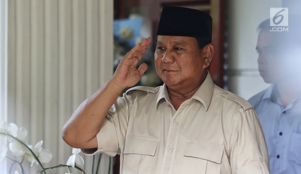 Capres nomor urut 02 Prabowo Subianto memberi hormat saat menerima kedatangan Persatuan Purnawirawan Indonesia Raya (PPIR) di Jalan Kertanegara IV, Kebayoran Baru, Jakarta, Kamis (18/4). Prabowo dana puluhan anggota PPIR selanjutnya berbincang-bincang di dalam. (Liputan6.com/JohanTallo)