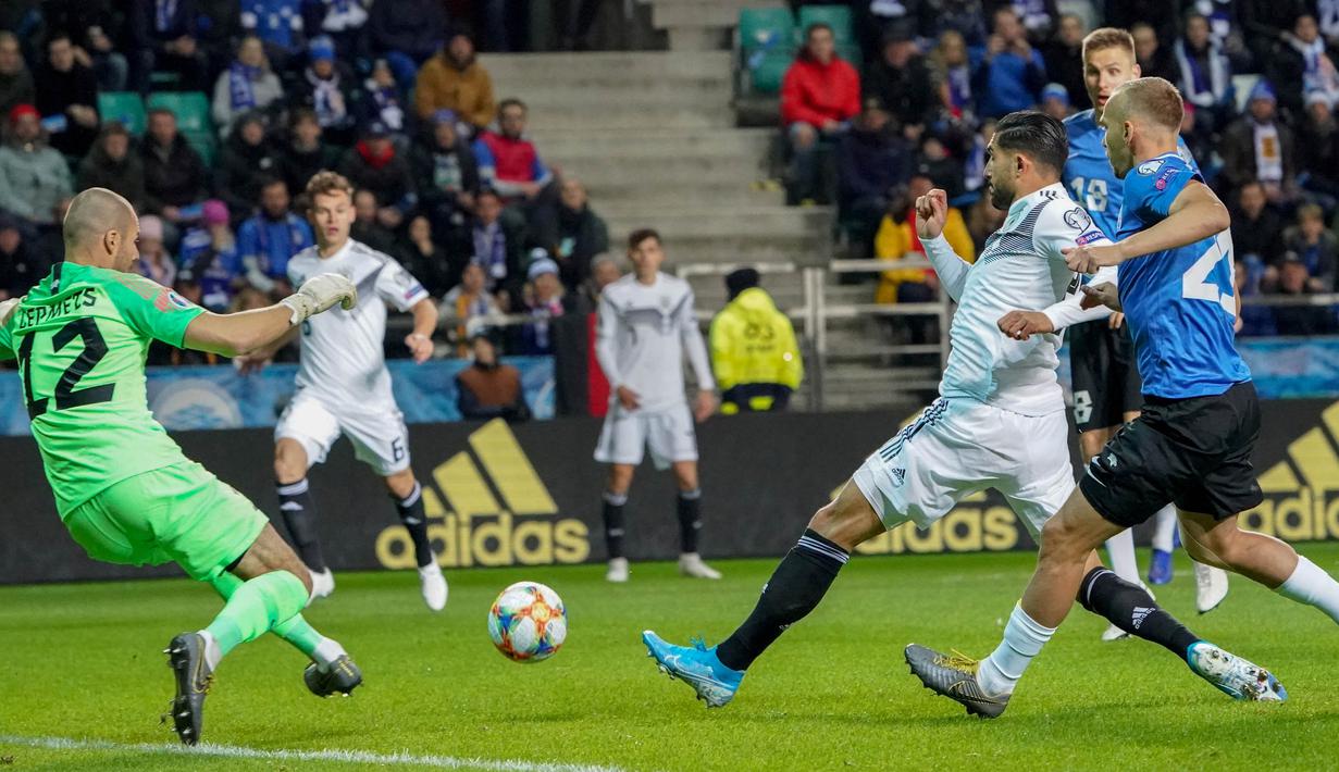 Gelandang Jerman, Emre Can, melepaskan tembakan saat melawan Estonia pada laga Kualifikasi Piala Eropa 2020 di Talinn, Minggu (13/10). Estonia kalah 0-3 dari Jerman. (AFP/Janek Skarzynski)