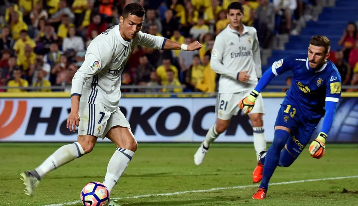 Striker Real Madrid, Cristiano Ronaldo, melakukan tembakan ke arah gawang Las Palmas dalam lanjutan La Liga di Gran Canaria, Las Palmas, Minggu (25/9/2016) dini hari WIB. (AFP/Desiree Martin)