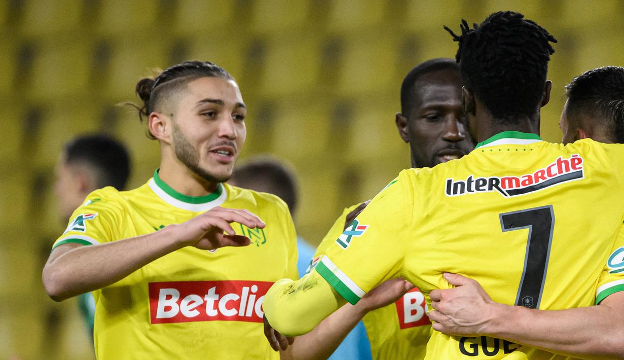 Pemain Nantes yang dimaksud adalah Jaouen Hadjam (kiri) yang dilaporkan menolak untuk berbuka puasa. Karena itulah ia dikeluarkan dari skuad untuk menghadapi Reims. Pemain berusia 20 tahun berkebangsaan Aljazair itu akan setuju untuk tidak puasa saat tim melakukan laga tandang, tetapi tidak untuk pertandingan kandang. (AFP/Loic Venance)