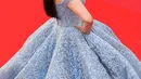 Aktris Bollywood, Aishwarya Rai berpose di depan kamera ketika menghadiri pemutaran film Okja pada Festival Film Cannes 2017, 19 Mei 2017. Mengenakan dress biru megah bak princess, Aishwarya mengingatkan pada sosok Cinderella. (LOIC VENANCE/AFP)