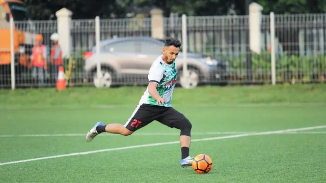 6 Potret Rifky Alhabsyi, Dulu Atlet Sepak Bola Kini Jadi Aktor 'Suara Hati Istri'