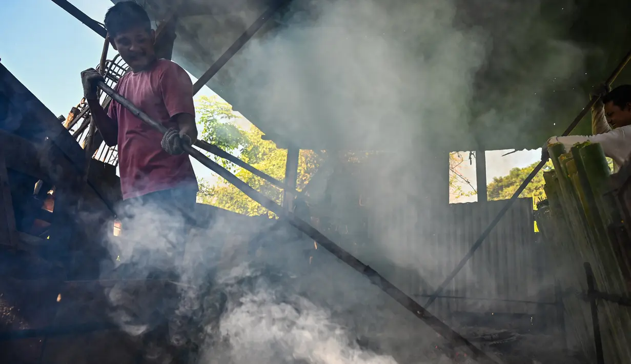 Lemang merupakan hidangan tradisional yang ditemui di wilayah budaya Melayu, mencakup Semenanjung Melayu, Sumatra, dan Kalimantan. (CHAIDEER MAHYUDDIN/AFP)