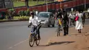 Sejumlah warga menaiki sepeda di sebuah ruas jalan di Kampala, ibu kota Uganda (30/6/2020). Warga Uganda kini beralih menggunakan sepeda sebagai sarana transportasi yang mendukung di tengah pandemi COVID-19. (Xinhua/Hajarah Nalwadda)