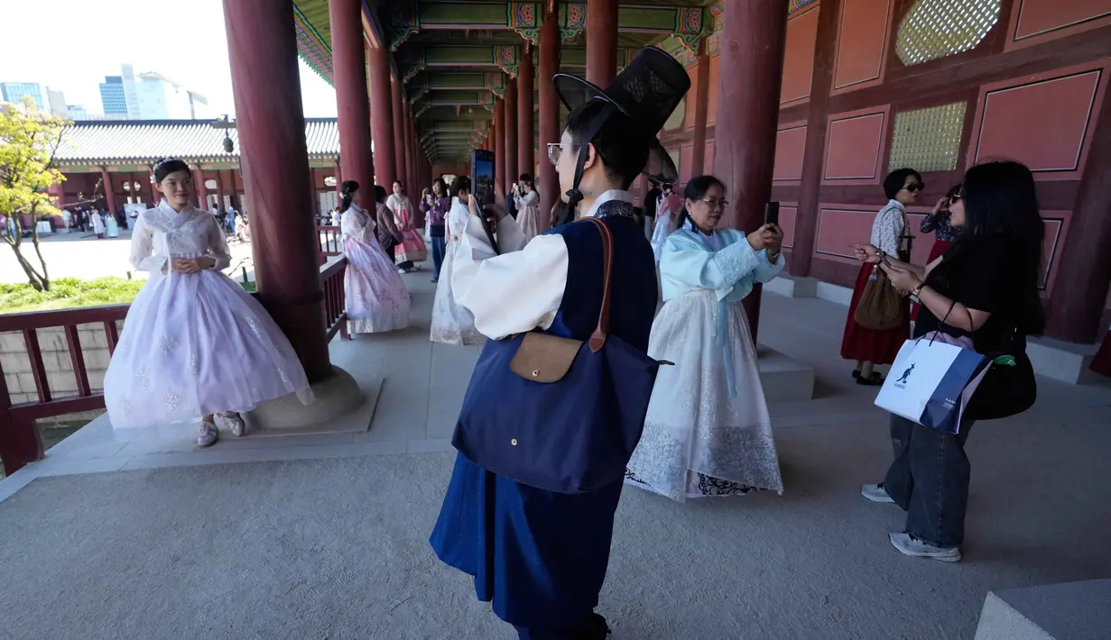 Selama perayaan ini, sebagian penduduk Korea Selatan mengenakan pakaian tradisional Korea, sebagai bentuk penghormatan terhadap warisan budaya. (AP Photo/Ahn Young-joon)