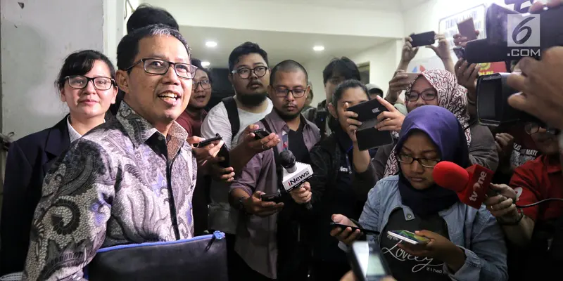 Diperiksa 11 Jam oleh Satgas, Begini Ekspresi Plt Ketua Umum PSSI