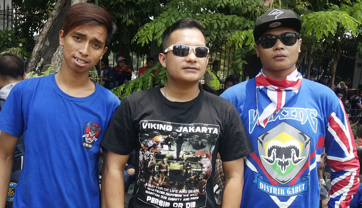 Gaya bobotoh Persib Bandung yang tergabung dalam Viking Jakarta saat berkumpul di Polda Metro Jaya, Jakarta, Minggu (18/10/2015). (Bola.com/Vitalis Yogi Trisna)