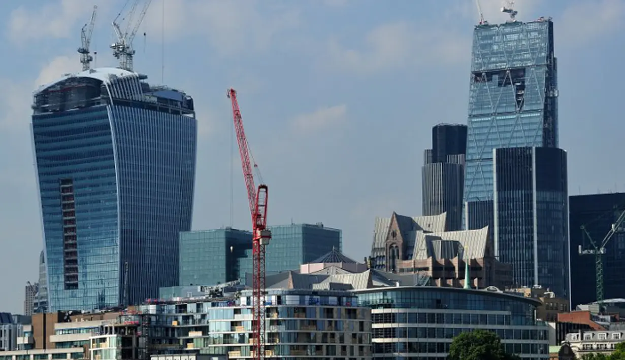 Walkie Talkie, gedung pencakar langit (kanan) di Kota London, 3 September 2013. Gedung bertingkat 37 ini memenangkan Piala Carbuncle yang diberikan setiap tahun kepada gedung yang dipandang sebagai terburuk di Inggris. (REUTERS/Stefan Wermuth/Files)